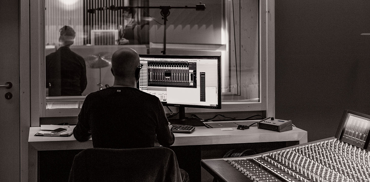 Jason Seizer recording at Kyberg Studio